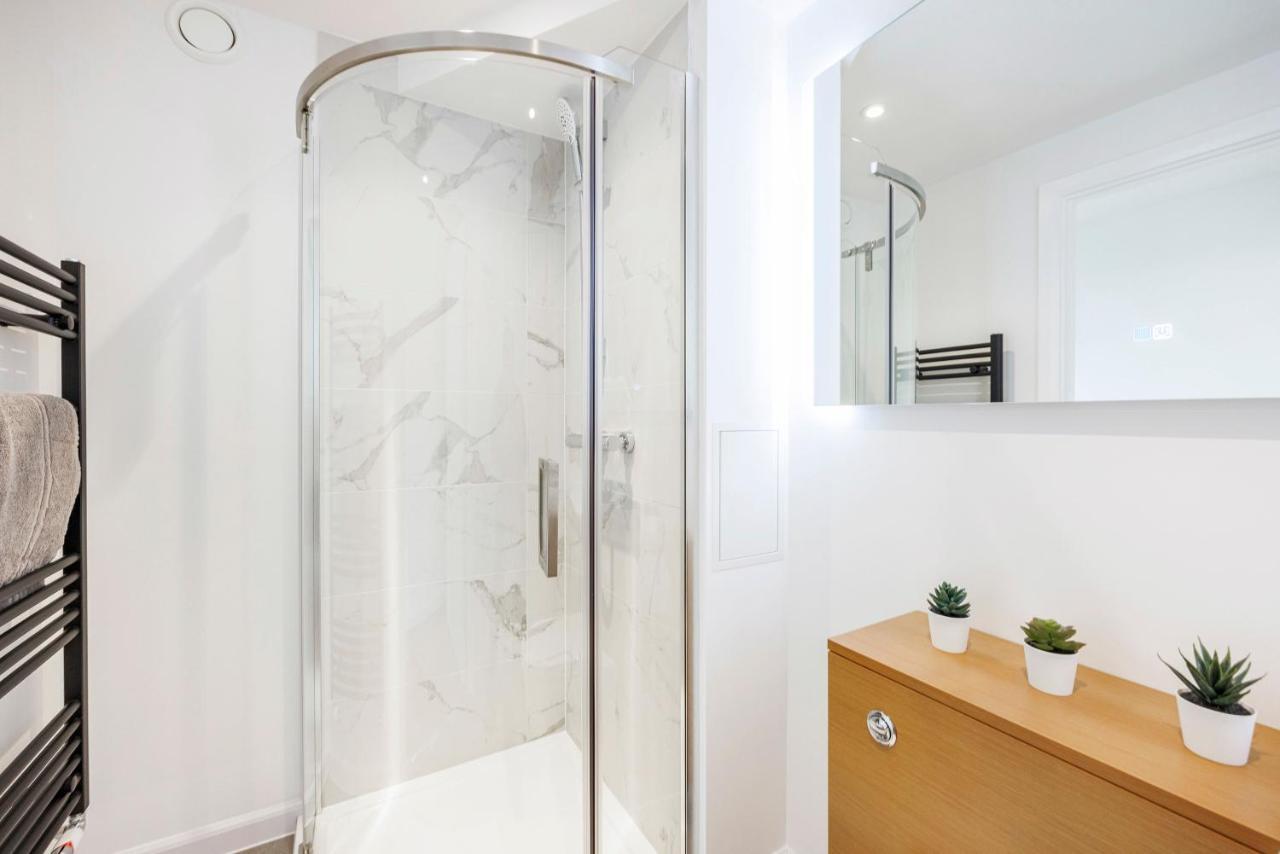 Cresta House - Modern Apartments ルートン エクステリア 写真